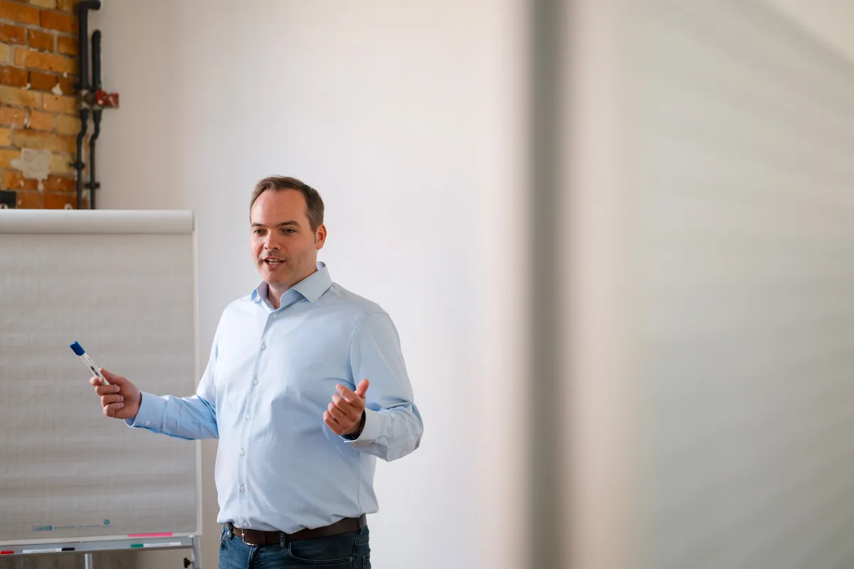 Jochen Gierl erklärt am Flipchart